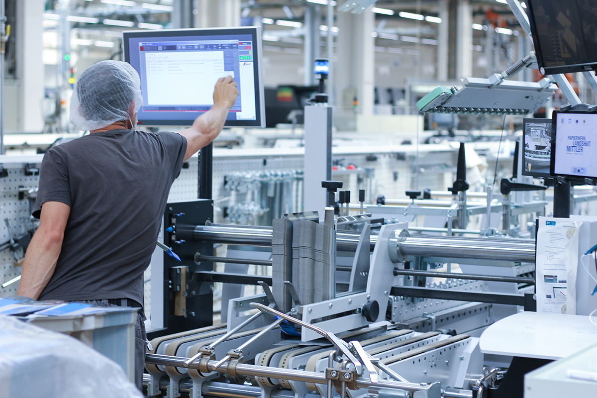 055_Produktion_Hightech_moderneMesstechnik_Klebemaschine 055_Produktion_Hightech_moderneMesstechnik_Klebemaschine