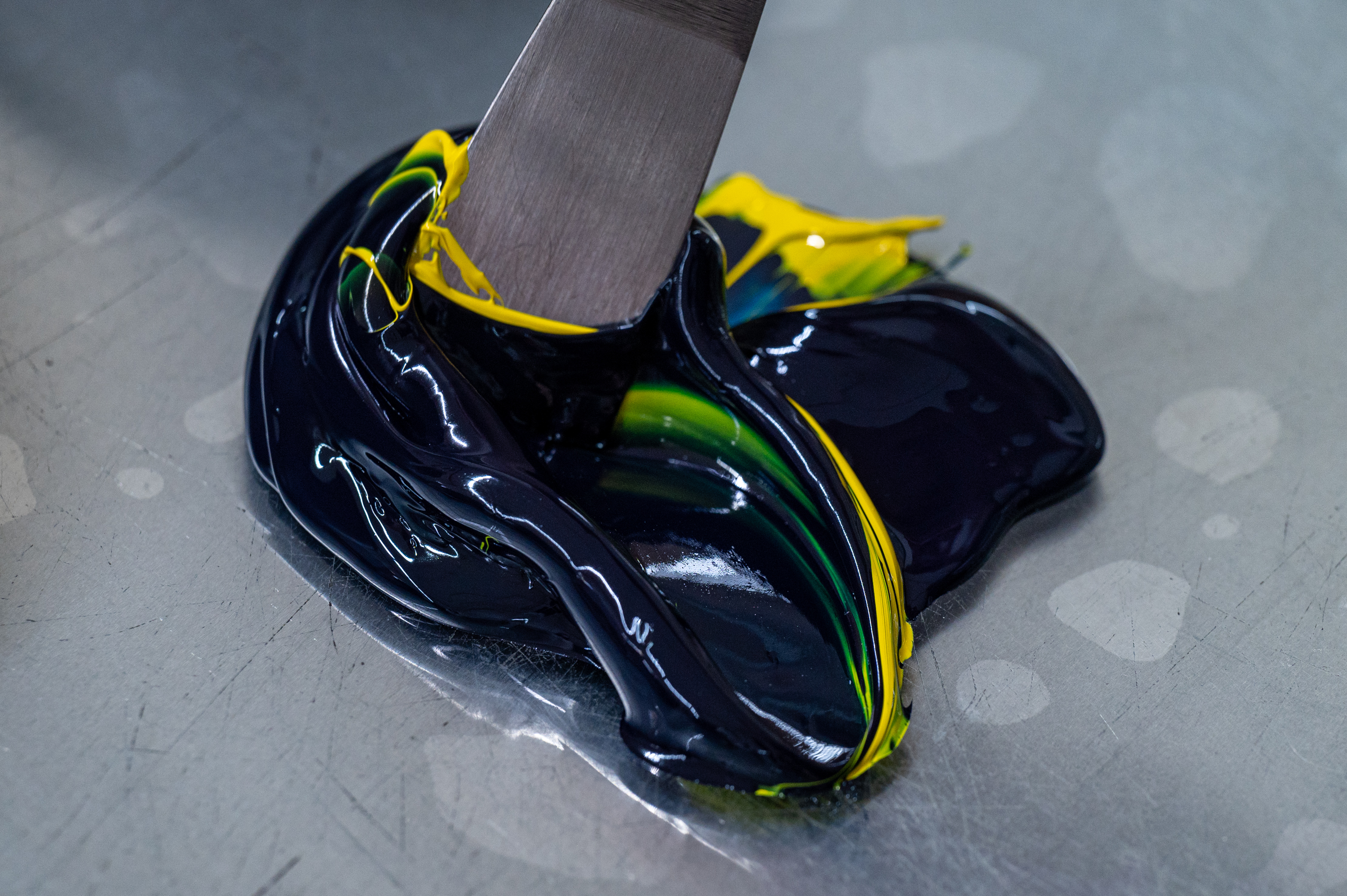 Druckfarben mit der Hand mischen Druckfarben mit der Hand mischen