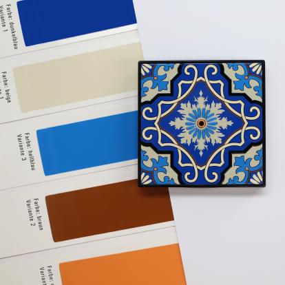 Spiegel mit Fliesenmuster und Farbstreifen